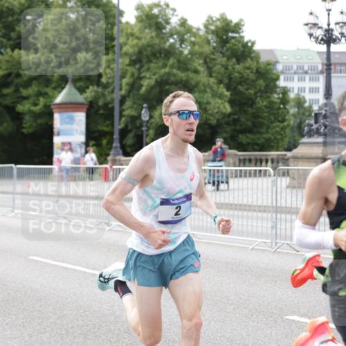 29.06.2025 - hella hamburg halbmarathon Jannik Wohlers http://msf.ph/oto/8151925 29.06.2025 09:31:00 Lombardsbrücke 1, 2, 4, 5, 6, 7, 8, 9, 10, 11, 13, 16, 22, 23, 25, 59 meine-sportfotos.de