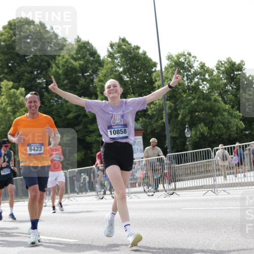 29.06.2025 - hella hamburg halbmarathon Jannik Wohlers http://msf.ph/oto/8151930 29.06.2025 10:14:59 Lombardsbrücke 1524, 2110, 2720, 3417, 3650, 5271, 5739, 5986, 6317, 7452, 7809, 7810, 8256, 9307, 9423, 9847, 9997, 10858, 12457, 12521, 12524, 13197, 13453, 13500, 15150, 15740, 16040, 16041, 17949, 18203, 18252, 18769, 18800, 18939, 19027 meine-sportfotos.de