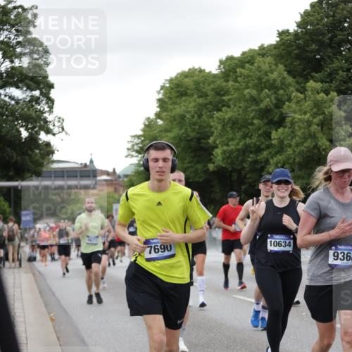 29.06.2025 - hella hamburg halbmarathon Jannik Wohlers http://msf.ph/oto/8151931 29.06.2025 10:51:57 Lombardsbrücke 2528, 3645, 4273, 4436, 4815, 5262, 6386, 6403, 6404, 6406, 6671, 6985, 7690, 7691, 7735, 7812, 8194, 8196, 9103, 9368, 9731, 10080, 10296, 10342, 10634, 10884, 11084, 11126, 11127, 11297, 11736, 11899, 11974, 12089, 12247, 12525, 12546, 12558, 13094, 13207, 13208, 13538, 13677, 14215, 14235, 14893, 15205, 16262, 16492, 16752, 16973, 17326, 17327, 18115, 18221, 18633, 18668, 18756, 18817 meine-sportfotos.de