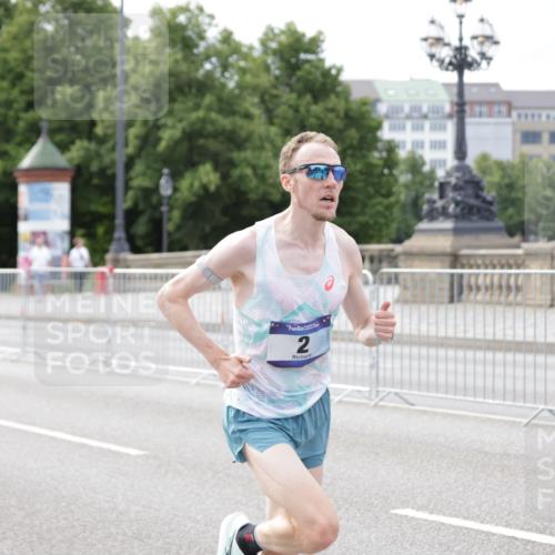 29.06.2025 - hella hamburg halbmarathon Jannik Wohlers http://msf.ph/oto/8151934 29.06.2025 09:31:00 Lombardsbrücke 1, 2, 4, 5, 6, 7, 8, 9, 10, 11, 13, 16, 22, 23, 25, 59 meine-sportfotos.de