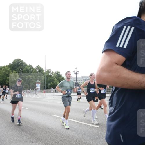 29.06.2025 - hella hamburg halbmarathon Jannik Wohlers http://msf.ph/oto/8151938 29.06.2025 10:37:34 Lombardsbrücke 1578, 1799, 1901, 1985, 2786, 3246, 3880, 4921, 5139, 5713, 6199, 6362, 6697, 7118, 7244, 7321, 7629, 7696, 8198, 8199, 8539, 8985, 9247, 9288, 9350, 9391, 10025, 10159, 10836, 11087, 11152, 11164, 11421, 11456, 11457, 11479, 11543, 11882, 12997, 13103, 13650, 14018, 15002, 15329, 15418, 15511, 15562, 15762, 16211, 16220, 16360, 17389, 18317, 18319, 18572, 18592, 18937 meine-sportfotos.de