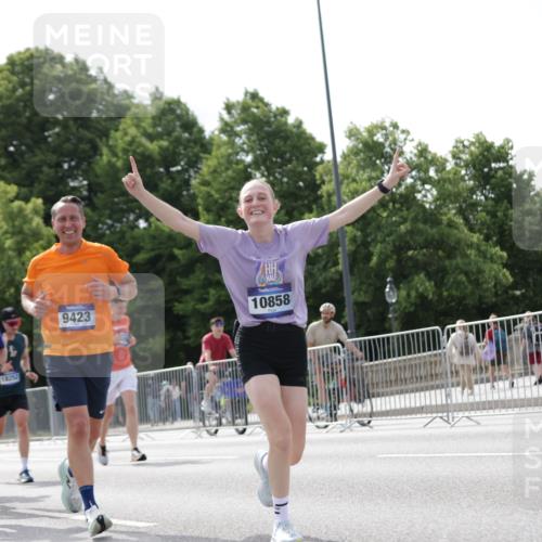 29.06.2025 - hella hamburg halbmarathon Jannik Wohlers http://msf.ph/oto/8151942 29.06.2025 10:14:59 Lombardsbrücke 1524, 2110, 2720, 3417, 3650, 5271, 5739, 5986, 6317, 7452, 7809, 7810, 8256, 9307, 9423, 9847, 9997, 10858, 12457, 12521, 12524, 13197, 13453, 13500, 15150, 15740, 16040, 16041, 17949, 18203, 18252, 18769, 18800, 18939, 19027 meine-sportfotos.de