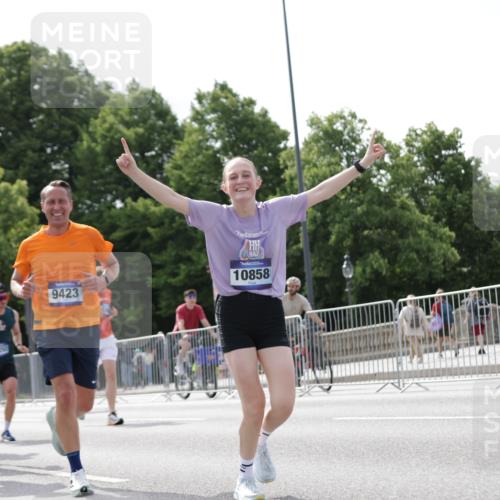 29.06.2025 - hella hamburg halbmarathon Jannik Wohlers http://msf.ph/oto/8151948 29.06.2025 10:14:59 Lombardsbrücke 1524, 2110, 2720, 3417, 3650, 5271, 5739, 5986, 6317, 7452, 7809, 7810, 8256, 9307, 9423, 9847, 9997, 10858, 12457, 12521, 12524, 13197, 13453, 13500, 15150, 15740, 16040, 16041, 17949, 18203, 18252, 18769, 18800, 18939, 19027 meine-sportfotos.de