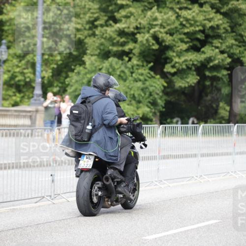 29.06.2025 - hella hamburg halbmarathon Jannik Wohlers http://msf.ph/oto/8151966 29.06.2025 09:31:04 Lombardsbrücke 1, 2, 4, 5, 6, 7, 8, 9, 10, 11, 13, 16, 22, 23, 25, 59 meine-sportfotos.de