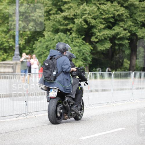 29.06.2025 - hella hamburg halbmarathon Jannik Wohlers http://msf.ph/oto/8151970 29.06.2025 09:31:04 Lombardsbrücke 1, 2, 4, 5, 6, 7, 8, 9, 10, 11, 13, 16, 22, 23, 25, 59 meine-sportfotos.de