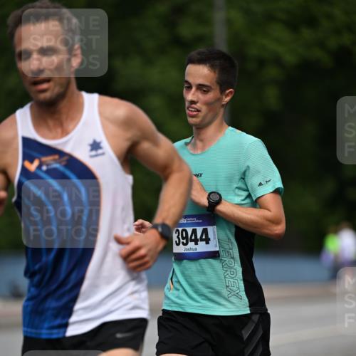 29.06.2025 - hella hamburg halbmarathon Dr. Thomas Lammeyer http://msf.ph/oto/8151971 29.06.2025 09:40:46 Kennedybrücke 45, 50, 3944 meine-sportfotos.de