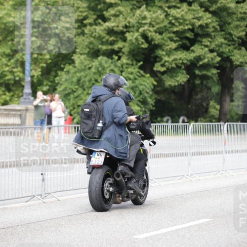 29.06.2025 - hella hamburg halbmarathon Jannik Wohlers http://msf.ph/oto/8151974 29.06.2025 09:31:04 Lombardsbrücke 1, 2, 4, 5, 6, 7, 8, 9, 10, 11, 13, 16, 22, 23, 25, 59 meine-sportfotos.de