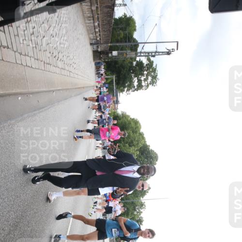 29.06.2025 - hella hamburg halbmarathon Jannik Wohlers http://msf.ph/oto/8151977 29.06.2025 10:37:51 Lombardsbrücke 1196, 1394, 1457, 1596, 1742, 1791, 1901, 1966, 2113, 2498, 2786, 3010, 3094, 3095, 3242, 3286, 3338, 3635, 3636, 3716, 3777, 4414, 4921, 5300, 5713, 5735, 6199, 6200, 6751, 6930, 7118, 7165, 7552, 7629, 7868, 7914, 8539, 8615, 8696, 8718, 9350, 9391, 9424, 9699, 10584, 11728, 11812, 12573, 12675, 12677, 12892, 13103, 13442, 13833, 14016, 14163, 14406, 15101, 15355, 15417, 15562, 16061, 16465, 16658, 16876, 16942, 17053, 18592 meine-sportfotos.de