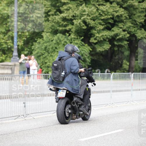 29.06.2025 - hella hamburg halbmarathon Jannik Wohlers http://msf.ph/oto/8151978 29.06.2025 09:31:05 Lombardsbrücke 1, 2, 4, 5, 6, 7, 8, 9, 10, 11, 13, 16, 22, 23, 25, 59 meine-sportfotos.de