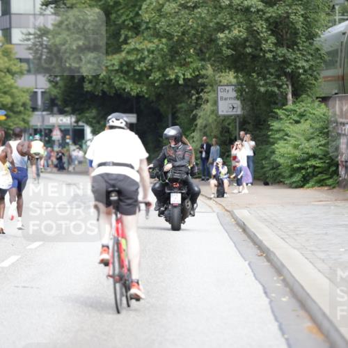 29.06.2025 - hella hamburg halbmarathon Jannik Wohlers http://msf.ph/oto/8151995 29.06.2025 09:31:07 Lombardsbrücke 1, 2, 4, 5, 6, 7, 8, 9, 10, 11, 13, 16, 22, 23, 25, 59 meine-sportfotos.de