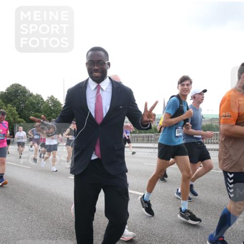 29.06.2025 - hella hamburg halbmarathon Jannik Wohlers http://msf.ph/oto/8152020 29.06.2025 10:37:52 Lombardsbrücke 1196, 1394, 1457, 1596, 1742, 1791, 1901, 1966, 2113, 2498, 2786, 3010, 3094, 3095, 3242, 3286, 3338, 3635, 3636, 3716, 3777, 4159, 4414, 4883, 5300, 5713, 5735, 6199, 6200, 6751, 6930, 7118, 7165, 7552, 7868, 7914, 8539, 8615, 8696, 8718, 9350, 9391, 9424, 9699, 10584, 11728, 11812, 12116, 12573, 12675, 12677, 12892, 13103, 13442, 13833, 14016, 14163, 14406, 15101, 15355, 15417, 15562, 16061, 16465, 16658, 16876, 16942, 17053, 18592 meine-sportfotos.de
