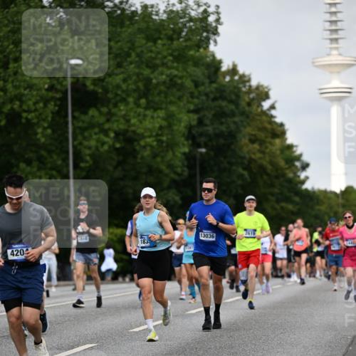 29.06.2025 - hella hamburg halbmarathon Dr. Thomas Lammeyer http://msf.ph/oto/8152051 29.06.2025 10:07:12 Kennedybrücke 1135, 1138, 1482, 1702, 2619, 2712, 2780, 2782, 2810, 3572, 3630, 4066, 4204, 4613, 4665, 5734, 6208, 6815, 7210, 7211, 7290, 7869, 7888, 8481, 8483, 8624, 9439, 10128 meine-sportfotos.de