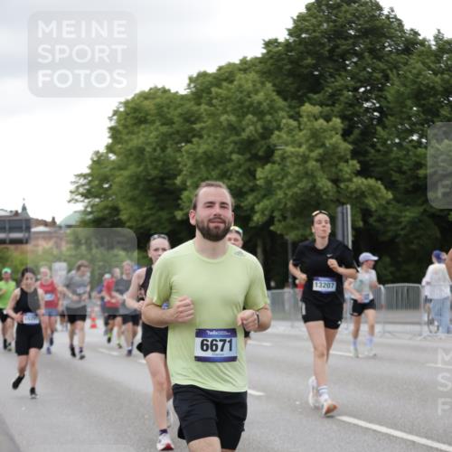 29.06.2025 - hella hamburg halbmarathon Jannik Wohlers http://msf.ph/oto/8152075 29.06.2025 10:52:01 Lombardsbrücke 2420, 2528, 3645, 4815, 5262, 5360, 6386, 6403, 6404, 6406, 6671, 7690, 7691, 7735, 7812, 9068, 9070, 9103, 9368, 9731, 10080, 10296, 10392, 10634, 10884, 10928, 11084, 11297, 11736, 11899, 11974, 12089, 12247, 12546, 12558, 13094, 13207, 13208, 13538, 13677, 14893, 15205, 16262, 16492, 16752, 16973, 17002, 17326, 17327, 18115, 18633, 18668, 18756, 18817 meine-sportfotos.de