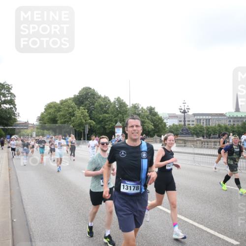 29.06.2025 - hella hamburg halbmarathon Jannik Wohlers http://msf.ph/oto/8152082 29.06.2025 10:39:13 Lombardsbrücke 2578, 2976, 4298, 4609, 4752, 5045, 5701, 6321, 6427, 6428, 6719, 6726, 6739, 6748, 7053, 7125, 7199, 7429, 7684, 8995, 9569, 9698, 9747, 9777, 10441, 10512, 10626, 10627, 10666, 10714, 10833, 10888, 11461, 11664, 11982, 12150, 12217, 12631, 12680, 13178, 13495, 14111, 14114, 14674, 14882, 15265, 15433, 15494, 16178, 17379, 17407, 17634, 17666, 17695, 18944, 19121 meine-sportfotos.de