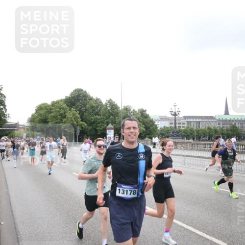 29.06.2025 - hella hamburg halbmarathon Jannik Wohlers http://msf.ph/oto/8152085 29.06.2025 10:39:13 Lombardsbrücke 2578, 2976, 4298, 4609, 4752, 5045, 5701, 6321, 6427, 6428, 6719, 6726, 6739, 6748, 7053, 7125, 7199, 7429, 7684, 8995, 9569, 9698, 9747, 9777, 10441, 10512, 10626, 10627, 10666, 10714, 10833, 10888, 11461, 11664, 11982, 12150, 12217, 12631, 12680, 13178, 13495, 14111, 14114, 14674, 14882, 15265, 15433, 15494, 16178, 17379, 17407, 17634, 17666, 17695, 18944, 19121 meine-sportfotos.de