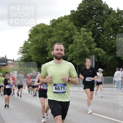 29.06.2025 - hella hamburg halbmarathon Jannik Wohlers http://msf.ph/oto/8152086 29.06.2025 10:52:01 Lombardsbrücke 2420, 2528, 3645, 4815, 5262, 5360, 6386, 6403, 6404, 6406, 6671, 7690, 7691, 7735, 7812, 9068, 9070, 9103, 9368, 9731, 10080, 10296, 10392, 10634, 10884, 10928, 11084, 11297, 11736, 11899, 11974, 12089, 12247, 12546, 12558, 13094, 13207, 13208, 13538, 13677, 14893, 15205, 16262, 16492, 16752, 16973, 17002, 17326, 17327, 18115, 18633, 18668, 18756, 18817 meine-sportfotos.de