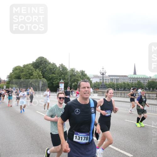 29.06.2025 - hella hamburg halbmarathon Jannik Wohlers http://msf.ph/oto/8152094 29.06.2025 10:39:13 Lombardsbrücke 2578, 2976, 4298, 4609, 4752, 5045, 5701, 6321, 6427, 6428, 6719, 6726, 6739, 6748, 7053, 7125, 7199, 7429, 7684, 8995, 9569, 9698, 9747, 9777, 10441, 10512, 10626, 10627, 10666, 10714, 10833, 10888, 11461, 11664, 11982, 12150, 12217, 12631, 12680, 13178, 13495, 14111, 14114, 14674, 14882, 15265, 15433, 15494, 16178, 17379, 17407, 17634, 17666, 17695, 18944, 19121 meine-sportfotos.de