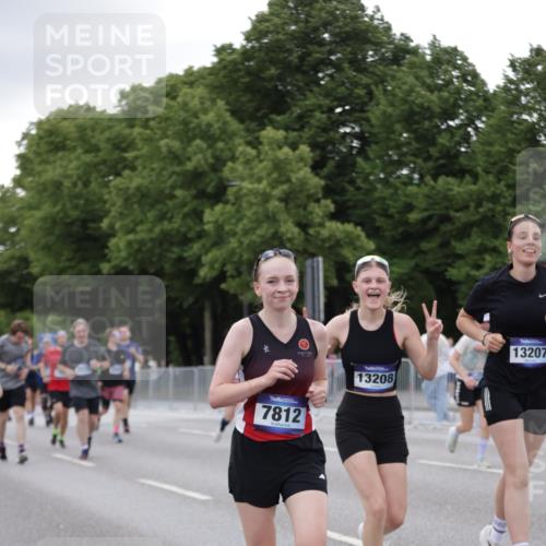 29.06.2025 - hella hamburg halbmarathon Jannik Wohlers http://msf.ph/oto/8152145 29.06.2025 10:52:03 Lombardsbrücke 2420, 2528, 2983, 3645, 4815, 5262, 5360, 6386, 6671, 7511, 7690, 7691, 7735, 7812, 9068, 9070, 9103, 9368, 9731, 10080, 10296, 10392, 10634, 10884, 10928, 11084, 11297, 11736, 11899, 11974, 12247, 12546, 12558, 13094, 13207, 13208, 13305, 13677, 14424, 14893, 15205, 15906, 16262, 16492, 16752, 16973, 17002, 17326, 17327, 18115, 18633, 18668, 18751, 18756, 18817 meine-sportfotos.de