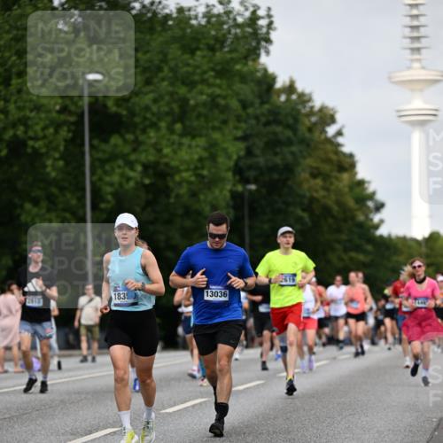 29.06.2025 - hella hamburg halbmarathon Dr. Thomas Lammeyer http://msf.ph/oto/8152164 29.06.2025 10:07:13 Kennedybrücke 1135, 1138, 1482, 1702, 2619, 2712, 2780, 2782, 2810, 3572, 3630, 4066, 4204, 4613, 4665, 5734, 6208, 6815, 7210, 7211, 7290, 7869, 7888, 8481, 8483, 8624, 9439, 10128, 10824 meine-sportfotos.de
