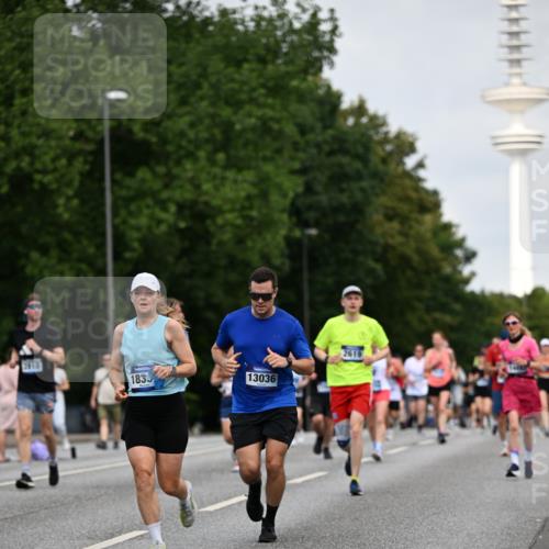 29.06.2025 - hella hamburg halbmarathon Dr. Thomas Lammeyer http://msf.ph/oto/8152174 29.06.2025 10:07:13 Kennedybrücke 1135, 1138, 1482, 1702, 2619, 2712, 2780, 2782, 2810, 3572, 3630, 4066, 4204, 4613, 4665, 5734, 6208, 6815, 7210, 7211, 7290, 7869, 7888, 8481, 8483, 8624, 9439, 10128, 10824 meine-sportfotos.de