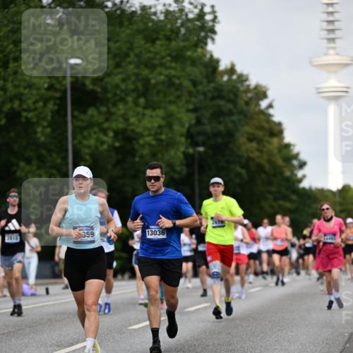 29.06.2025 - hella hamburg halbmarathon Dr. Thomas Lammeyer http://msf.ph/oto/8152181 29.06.2025 10:07:13 Kennedybrücke 1135, 1138, 1482, 1702, 2619, 2712, 2780, 2782, 2810, 3572, 3630, 4066, 4204, 4613, 4665, 5734, 6208, 6815, 7210, 7211, 7290, 7869, 7888, 8481, 8483, 8624, 9439, 10128, 10824 meine-sportfotos.de