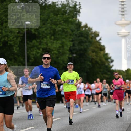 29.06.2025 - hella hamburg halbmarathon Dr. Thomas Lammeyer http://msf.ph/oto/8152251 29.06.2025 10:07:14 Kennedybrücke 1135, 1138, 1482, 1702, 2619, 2712, 2780, 2782, 2810, 3572, 3630, 4066, 4204, 4613, 4665, 5734, 6208, 6815, 7210, 7211, 7290, 7869, 7888, 8481, 8483, 8624, 9439, 9554, 10128, 10824 meine-sportfotos.de