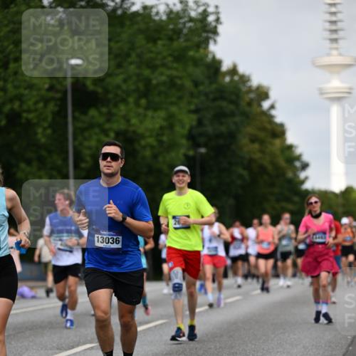 29.06.2025 - hella hamburg halbmarathon Dr. Thomas Lammeyer http://msf.ph/oto/8152261 29.06.2025 10:07:15 Kennedybrücke 1135, 1138, 1482, 1702, 2619, 2712, 2780, 2782, 2810, 3572, 3630, 4066, 4204, 4613, 4665, 5734, 6208, 6815, 7210, 7211, 7290, 7869, 7888, 8481, 8483, 8624, 9439, 9554, 10128, 10824 meine-sportfotos.de