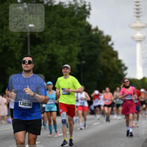 29.06.2025 - hella hamburg halbmarathon Dr. Thomas Lammeyer http://msf.ph/oto/8152272 29.06.2025 10:07:15 Kennedybrücke 1135, 1138, 1482, 1702, 2619, 2712, 2780, 2782, 2810, 3572, 3630, 4066, 4204, 4613, 4665, 5734, 6208, 6815, 7210, 7211, 7290, 7869, 7888, 8481, 8483, 8624, 9439, 9554, 10128, 10824 meine-sportfotos.de