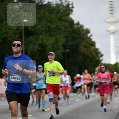 29.06.2025 - hella hamburg halbmarathon Dr. Thomas Lammeyer http://msf.ph/oto/8152276 29.06.2025 10:07:16 Kennedybrücke 1135, 1138, 1482, 1702, 2619, 2712, 2780, 2782, 2810, 3572, 3630, 4066, 4204, 4613, 4665, 5734, 6208, 6815, 7210, 7211, 7290, 7869, 7888, 8481, 8483, 8624, 9439, 9554, 10128, 10824 meine-sportfotos.de