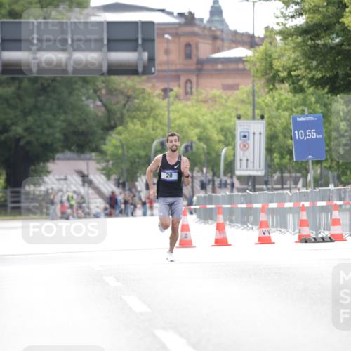 29.06.2025 - hella hamburg halbmarathon Jannik Wohlers http://msf.ph/oto/8152288 29.06.2025 09:31:17 Lombardsbrücke 1, 2, 4, 5, 6, 7, 8, 9, 10, 11, 13, 15, 16, 22, 23, 25, 58, 59 meine-sportfotos.de