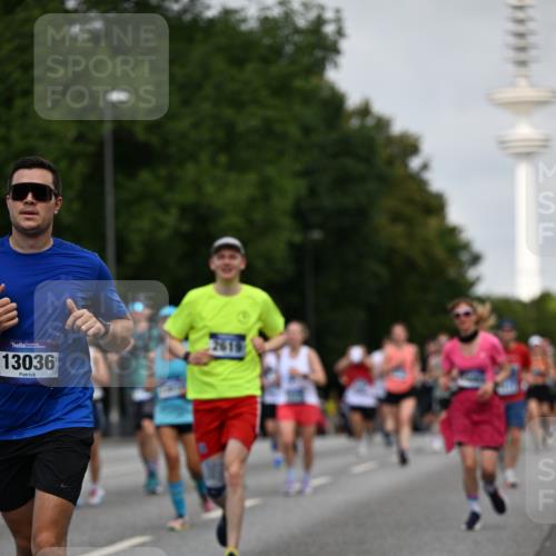 29.06.2025 - hella hamburg halbmarathon Dr. Thomas Lammeyer http://msf.ph/oto/8152289 29.06.2025 10:07:16 Kennedybrücke 1135, 1138, 1482, 1702, 2619, 2712, 2780, 2782, 2810, 3572, 3630, 4066, 4204, 4613, 4665, 5734, 6208, 6815, 7210, 7211, 7290, 7869, 7888, 8481, 8483, 8624, 9439, 9554, 10128, 10824 meine-sportfotos.de