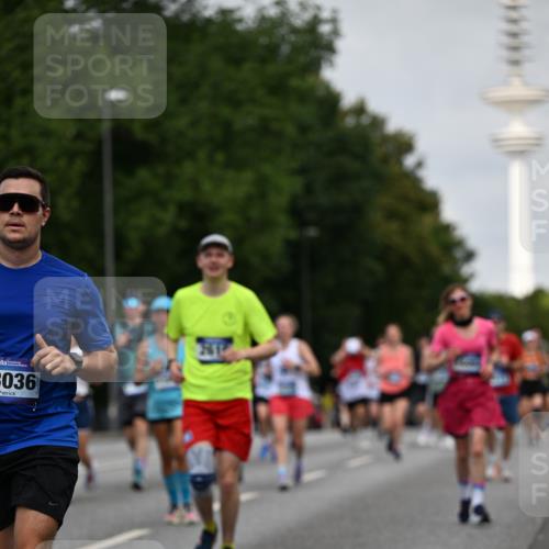 29.06.2025 - hella hamburg halbmarathon Dr. Thomas Lammeyer http://msf.ph/oto/8152297 29.06.2025 10:07:16 Kennedybrücke 1135, 1138, 1482, 1702, 2619, 2712, 2780, 2782, 2810, 3572, 3630, 4066, 4204, 4613, 4665, 5734, 6208, 6815, 7210, 7211, 7290, 7869, 7888, 8481, 8483, 8624, 9439, 9554, 10128, 10824 meine-sportfotos.de