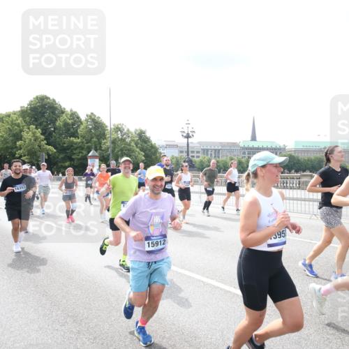 29.06.2025 - hella hamburg halbmarathon Jannik Wohlers http://msf.ph/oto/8152301 29.06.2025 10:42:00 Lombardsbrücke 1150, 1360, 1624, 1929, 1957, 2069, 2134, 2538, 2580, 3605, 4353, 4891, 4892, 5403, 5419, 5810, 6828, 6917, 7040, 7260, 7357, 7557, 7666, 8014, 8459, 8525, 8526, 8712, 8816, 9370, 9980, 10532, 10734, 10842, 10872, 10899, 11074, 11075, 11463, 11464, 11468, 11550, 11677, 12403, 12684, 12854, 12903, 12904, 13250, 13406, 13456, 13952, 13953, 14042, 14084, 14108, 14328, 14405, 14426, 14468, 14585, 14636, 14769, 15004, 15155, 15912, 16215, 16352 meine-sportfotos.de