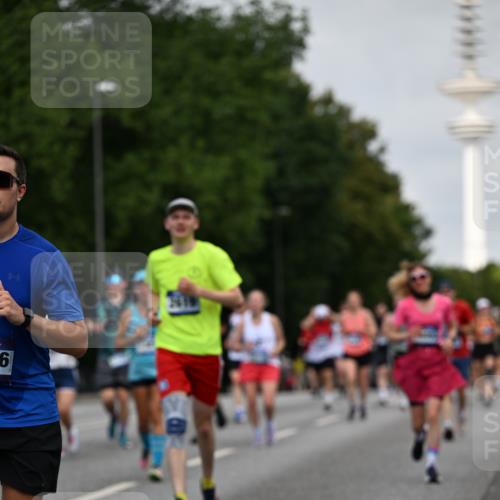 29.06.2025 - hella hamburg halbmarathon Dr. Thomas Lammeyer http://msf.ph/oto/8152308 29.06.2025 10:07:16 Kennedybrücke 1135, 1138, 1482, 1702, 2619, 2712, 2780, 2782, 2810, 3572, 3630, 4066, 4204, 4613, 4665, 5734, 6208, 6815, 7210, 7211, 7290, 7869, 7888, 8481, 8483, 8624, 9439, 9554, 10128, 10824 meine-sportfotos.de