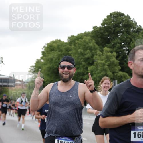 29.06.2025 - hella hamburg halbmarathon Jannik Wohlers http://msf.ph/oto/8152315 29.06.2025 10:52:21 Lombardsbrücke 1369, 1826, 2146, 2362, 2701, 2983, 3140, 3227, 4591, 4729, 7032, 7511, 7737, 8641, 9068, 9070, 9545, 10055, 10600, 10879, 10928, 10981, 11919, 12127, 12128, 12994, 13305, 14009, 14424, 14643, 14704, 14827, 14897, 15438, 15439, 15447, 15867, 15906, 16053, 16056, 16794, 16984, 17002, 17050, 17359, 17896, 18106, 18205, 18645, 18751, 18997, 19063, 19097 meine-sportfotos.de