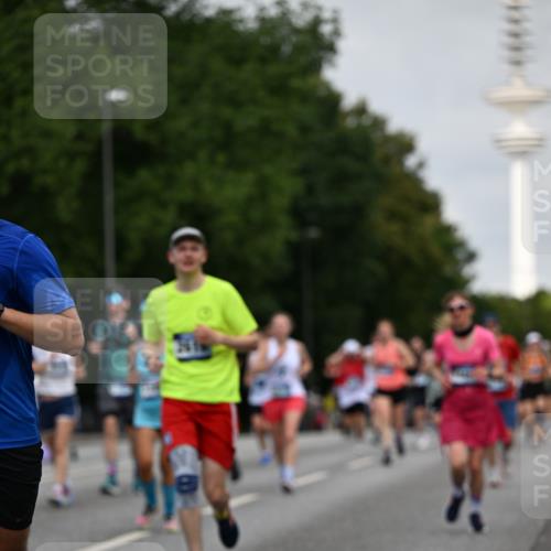 29.06.2025 - hella hamburg halbmarathon Dr. Thomas Lammeyer http://msf.ph/oto/8152319 29.06.2025 10:07:16 Kennedybrücke 1135, 1138, 1482, 1702, 2619, 2712, 2780, 2782, 2810, 3572, 3630, 4066, 4204, 4613, 4665, 5734, 6208, 6815, 7210, 7211, 7290, 7869, 7888, 8481, 8483, 8624, 9439, 9554, 10128, 10824 meine-sportfotos.de