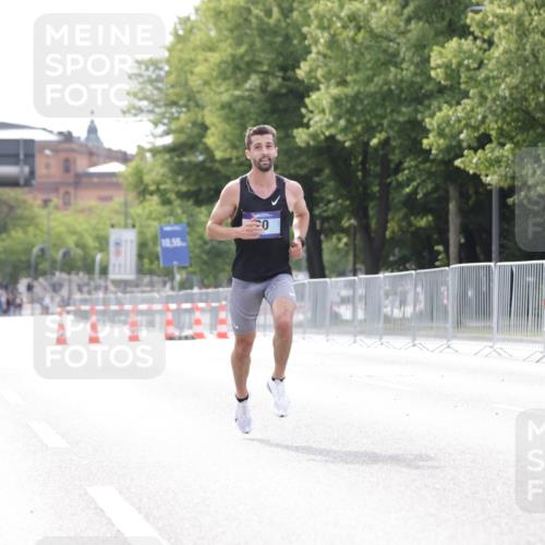 29.06.2025 - hella hamburg halbmarathon Jannik Wohlers http://msf.ph/oto/8152406 29.06.2025 09:31:21 Lombardsbrücke 15, 20, 58 meine-sportfotos.de