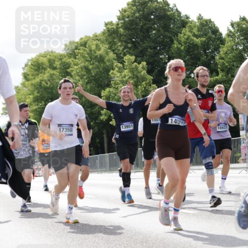 29.06.2025 - hella hamburg halbmarathon Jannik Wohlers http://msf.ph/oto/8152417 29.06.2025 10:15:19 Lombardsbrücke 1440, 2110, 2989, 3417, 4007, 4466, 4492, 4494, 5069, 6376, 6576, 7941, 7942, 9192, 9657, 10108, 10608, 10775, 12469, 13179, 13818, 13951, 14413, 14423, 14550, 14552, 14559, 14630, 15307, 15570, 15710, 15988, 16041, 16606, 16923, 16938, 17350, 18150, 18957 meine-sportfotos.de