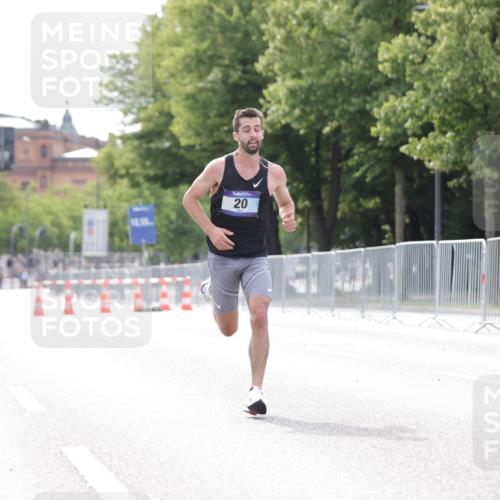 29.06.2025 - hella hamburg halbmarathon Jannik Wohlers http://msf.ph/oto/8152420 29.06.2025 09:31:21 Lombardsbrücke 15, 20, 58 meine-sportfotos.de