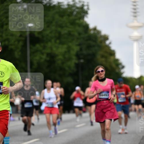 29.06.2025 - hella hamburg halbmarathon Dr. Thomas Lammeyer http://msf.ph/oto/8152421 29.06.2025 10:07:18 Kennedybrücke 1114, 1135, 1138, 1482, 1702, 2619, 2712, 2782, 2810, 3001, 3572, 3630, 4066, 4204, 4613, 4665, 5734, 6217, 7210, 7211, 7290, 7888, 8624, 9439, 9554, 10128, 10824 meine-sportfotos.de