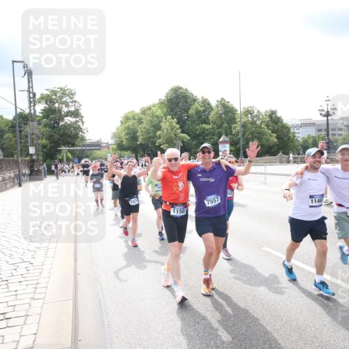 29.06.2025 - hella hamburg halbmarathon Jannik Wohlers http://msf.ph/oto/8152431 29.06.2025 10:42:03 Lombardsbrücke 1150, 1360, 1624, 1929, 1957, 1994, 2069, 2134, 2538, 2580, 3605, 3874, 4353, 4778, 4891, 4892, 5403, 5419, 5810, 6828, 7040, 7260, 7557, 7666, 8459, 8525, 8526, 8529, 8712, 8816, 9370, 9980, 10532, 10842, 10872, 10899, 11074, 11075, 11463, 11468, 11550, 11677, 12403, 12684, 12854, 12903, 12904, 13250, 13406, 13456, 13952, 13953, 14042, 14084, 14108, 14170, 14328, 14405, 14426, 14468, 14556, 14585, 14636, 14769, 15004, 15155, 15219, 15221, 15912, 15977, 16215, 16352 meine-sportfotos.de