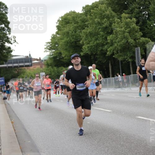 29.06.2025 - hella hamburg halbmarathon Jannik Wohlers http://msf.ph/oto/8152456 29.06.2025 10:52:26 Lombardsbrücke 1369, 2146, 2362, 2701, 2988, 3227, 3787, 4591, 4729, 7032, 7737, 8641, 9545, 10055, 10417, 10568, 10600, 10879, 10981, 11919, 12127, 12128, 12994, 14009, 14643, 14704, 14765, 14807, 14827, 14897, 14979, 15438, 15439, 15447, 15867, 16053, 16056, 16156, 16794, 16961, 16984, 17050, 17896, 18106, 18205, 18645, 18997, 19063, 19097 meine-sportfotos.de