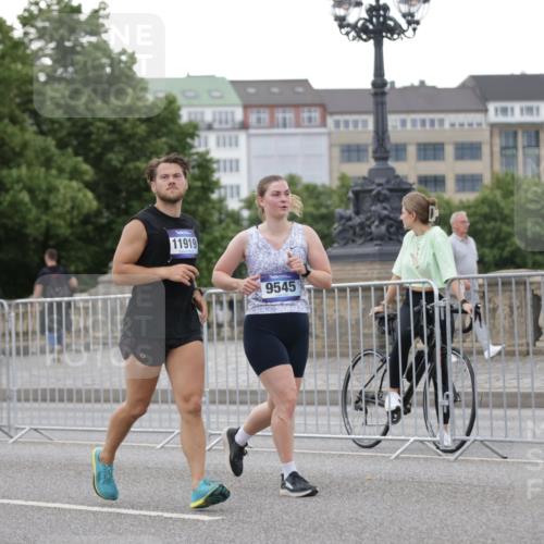 29.06.2025 - hella hamburg halbmarathon Jannik Wohlers http://msf.ph/oto/8152538 29.06.2025 10:52:31 Lombardsbrücke 2146, 2291, 2701, 2988, 3787, 4729, 6135, 6521, 7032, 7681, 7737, 8641, 9545, 10055, 10417, 10568, 10879, 10981, 11520, 11524, 11919, 12127, 12128, 12994, 14009, 14643, 14765, 14807, 14827, 14977, 14979, 15438, 15439, 15867, 16053, 16056, 16156, 16794, 16961, 18205 meine-sportfotos.de
