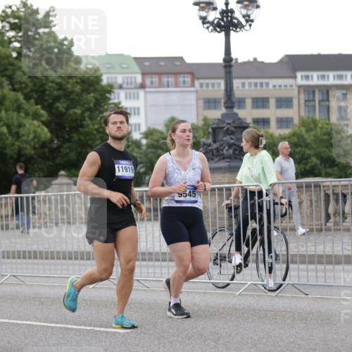 29.06.2025 - hella hamburg halbmarathon Jannik Wohlers http://msf.ph/oto/8152549 29.06.2025 10:52:31 Lombardsbrücke 2146, 2291, 2701, 2988, 3787, 4729, 6135, 6521, 7032, 7681, 7737, 8641, 9545, 10055, 10417, 10568, 10879, 10981, 11520, 11524, 11919, 12127, 12128, 12994, 14009, 14643, 14765, 14807, 14827, 14977, 14979, 15438, 15439, 15867, 16053, 16056, 16156, 16794, 16961, 18205 meine-sportfotos.de