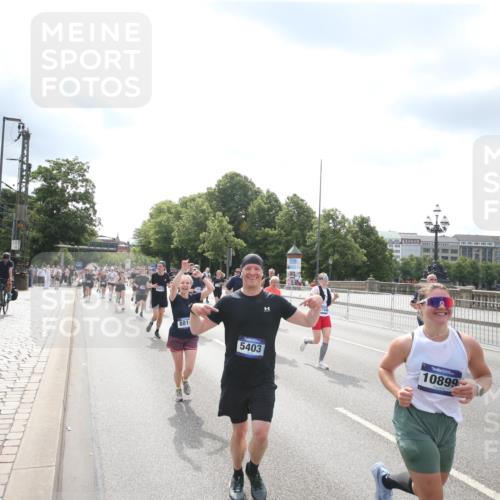 29.06.2025 - hella hamburg halbmarathon Jannik Wohlers http://msf.ph/oto/8152582 29.06.2025 10:42:08 Lombardsbrücke 1150, 1360, 1929, 1957, 1994, 2069, 2134, 2401, 2538, 2580, 2940, 2941, 3605, 3874, 4334, 4778, 4891, 4892, 5403, 5417, 5810, 6120, 6764, 6828, 7040, 7260, 7513, 7557, 7666, 8525, 8526, 8529, 8816, 9980, 10454, 10532, 10872, 10899, 11463, 11550, 11677, 12684, 13241, 13250, 13406, 13776, 14042, 14084, 14170, 14405, 14426, 14468, 14556, 14636, 14769, 15004, 15219, 15221, 15912, 15977, 16215, 16352, 16612 meine-sportfotos.de
