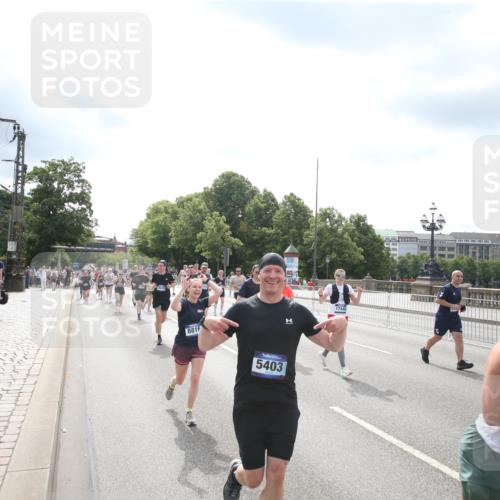 29.06.2025 - hella hamburg halbmarathon Jannik Wohlers http://msf.ph/oto/8152605 29.06.2025 10:42:08 Lombardsbrücke 1150, 1360, 1929, 1957, 1994, 2069, 2134, 2401, 2538, 2580, 2940, 2941, 3605, 3874, 4334, 4778, 4891, 4892, 5403, 5417, 5810, 6120, 6764, 6828, 7040, 7260, 7513, 7557, 7666, 8525, 8526, 8529, 8816, 9980, 10454, 10532, 10872, 10899, 11463, 11550, 11677, 12684, 13241, 13250, 13406, 13776, 14042, 14084, 14170, 14405, 14426, 14468, 14556, 14636, 14769, 15004, 15219, 15221, 15912, 15977, 16215, 16352, 16612 meine-sportfotos.de