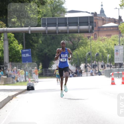 29.06.2025 - hella hamburg halbmarathon Jannik Wohlers http://msf.ph/oto/8152677 29.06.2025 09:32:01 Lombardsbrücke 17, 21 meine-sportfotos.de