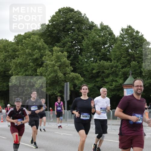 29.06.2025 - hella hamburg halbmarathon Jannik Wohlers http://msf.ph/oto/8152717 29.06.2025 10:52:37 Lombardsbrücke 2146, 2291, 2701, 2988, 3787, 4626, 4729, 6135, 6521, 7681, 7737, 9545, 10055, 10417, 10568, 10661, 10981, 11520, 11524, 11919, 12127, 12128, 13489, 13916, 13917, 14643, 14765, 14807, 14977, 14979, 16137, 16156, 16961, 18988 meine-sportfotos.de