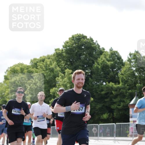 29.06.2025 - hella hamburg halbmarathon Jannik Wohlers http://msf.ph/oto/8152733 29.06.2025 10:15:28 Lombardsbrücke 1156, 1651, 2076, 3167, 4007, 5423, 7897, 7941, 7942, 8554, 8746, 8885, 9192, 9675, 9784, 10108, 10608, 11113, 11303, 11478, 11774, 11783, 11818, 12427, 12469, 12628, 13179, 13818, 13951, 14423, 14543, 14550, 14559, 14630, 15570, 15710, 15889, 15988, 16020, 16348, 16606, 16923, 17350, 18150, 18641, 18957 meine-sportfotos.de