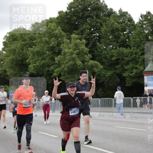 29.06.2025 - hella hamburg halbmarathon Jannik Wohlers http://msf.ph/oto/8152762 29.06.2025 10:52:38 Lombardsbrücke 2146, 2291, 2701, 2988, 3787, 4626, 4729, 6135, 6521, 7681, 7737, 9545, 10055, 10417, 10568, 10661, 10981, 11520, 11524, 11919, 12127, 12128, 13489, 13916, 13917, 14643, 14765, 14807, 14977, 14979, 16137, 16156, 16961, 18988 meine-sportfotos.de